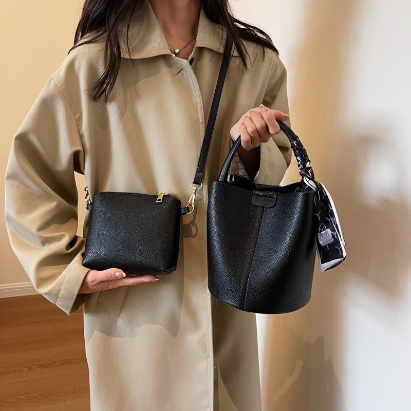 Red PU Bucket Shoulder and Cro - Luxury Bags Sale recension och pris