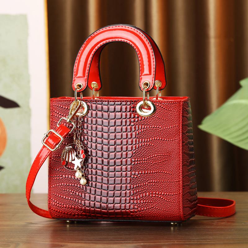 Crocodile Pattern Texture Smal - Luxury Bags Classy recension och pris